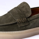 Mocassino Uomo in Camoscio Verde Militare con Suola Caramello