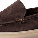 Slip-on Uomo in Camoscio Marrone Scuro – Suola Beige