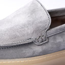 Slip-on Uomo in Camoscio Grigio Chiaro – Suola Beige