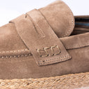 Mocassino Uomo in Camoscio Beige – Suola Intrecciata in Corda Naturale